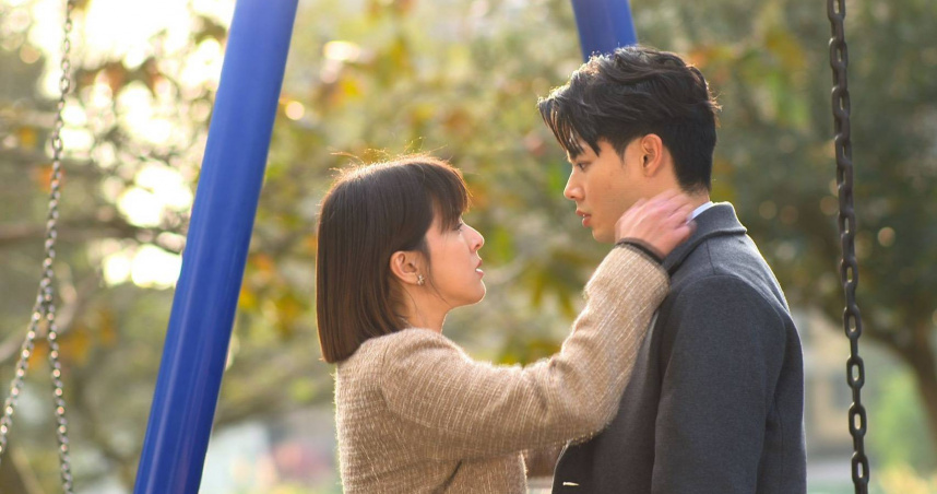 蘇晏霈與羅子惟拍浪漫吻戲。（圖／民視）