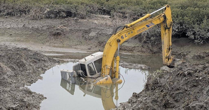 金門浯江溪出海口一輛執行互花米草移除作業的怪手陷入泥灘，油箱已抽空，縣府正研議拖離方案。（圖／翻攝畫面）