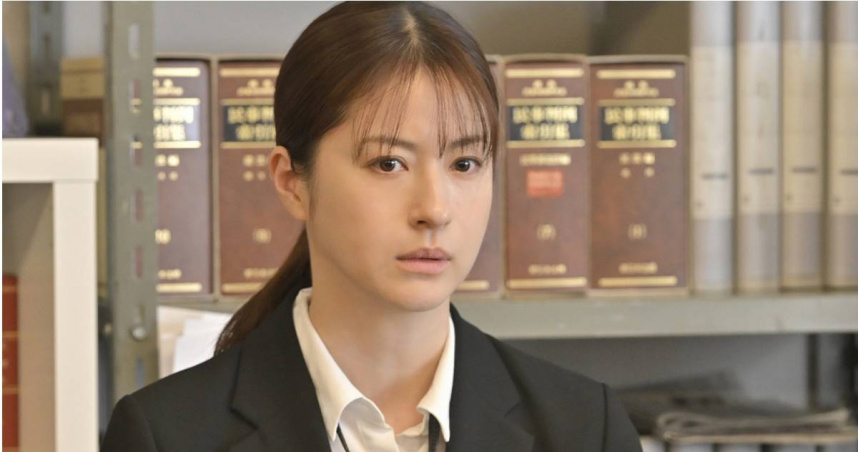 松本若菜飾演新聞記者，調查女性歧視案。（圖／Hami Video提供）