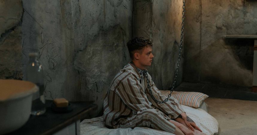 《你罪乖》19歲青年慘被鐵鍊栓頸關地下室。（圖／CATCHPLAY）