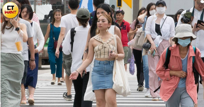 近期天氣炎熱。（圖／黃威彬攝）