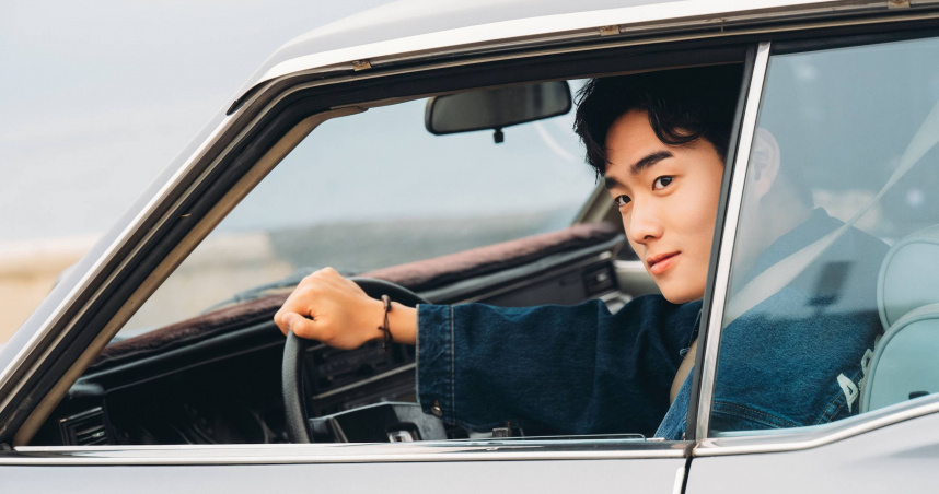 須弘道單飛推出詞曲與製作全包的首支流行搖滾話題單曲〈小點點〉。（圖／粹譜藝人經紀提供）