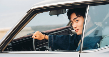 須弘道單飛推出詞曲與製作全包的首支流行搖滾話題單曲〈小點點〉。（圖／粹譜藝人經紀提供）