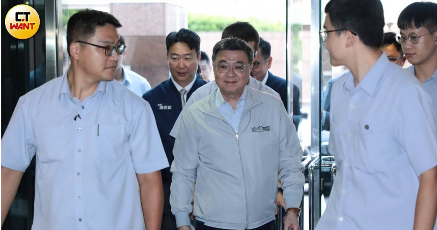 蔣萬安批評賴政府有愧民眾信任，卓榮泰今(8)日再次反擊，圖為卓榮泰7日赴交通部中央氣象署關心巴威颱風情勢。（圖／周志龍攝）