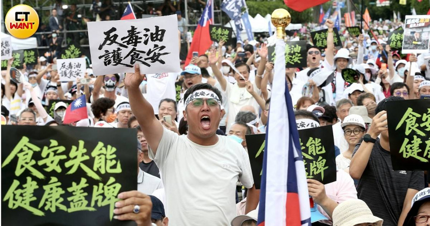 反毒油集會吸引大批民眾湧入凱道，現場人潮擠滿會場，高喊守護食安、拒絕毒油。（圖／侯世駿攝）