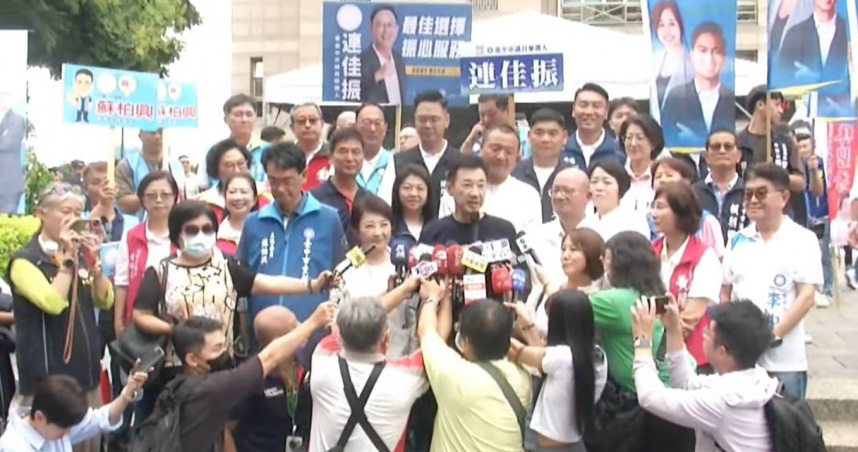 盧秀燕陪同國民黨在台中提名的議員參選人們前往登記。（圖／翻攝自中天新聞）