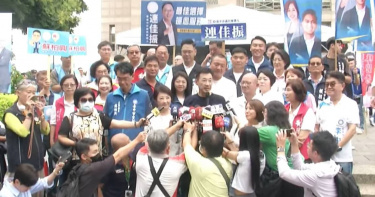 盧秀燕陪同國民黨在台中提名的議員參選人們前往登記。（圖／翻攝自中天新聞）