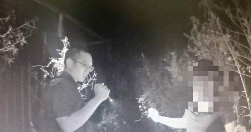 怕蛇不怕警察！嘉義詐團車手鑽草叢逃命　26萬現金撒滿地