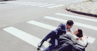 安心亞過馬路恍神遇險 當飆仔慘摔柏油路
