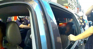 桃園警攔車驚見5名逃逸移工。（圖／翻攝畫面）
