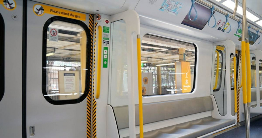 香港港鐵車廂內爆發言語衝突，一名面對大媽爆粗大喊「死窮鬼」、「垃圾」等連番攻擊的男生毫無懼色，反而全程保持冷靜。（圖／取自香港鐵路網）