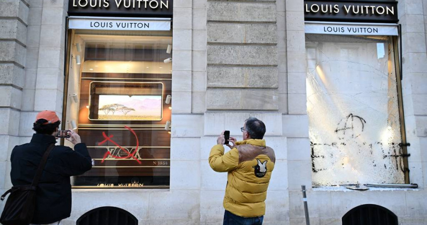 路易威登（Louis Vuitton）等精品品牌在法國騷亂期間傳出門市遭闖入，相關商品流向受到關注。（圖／達志／美聯社，下同）