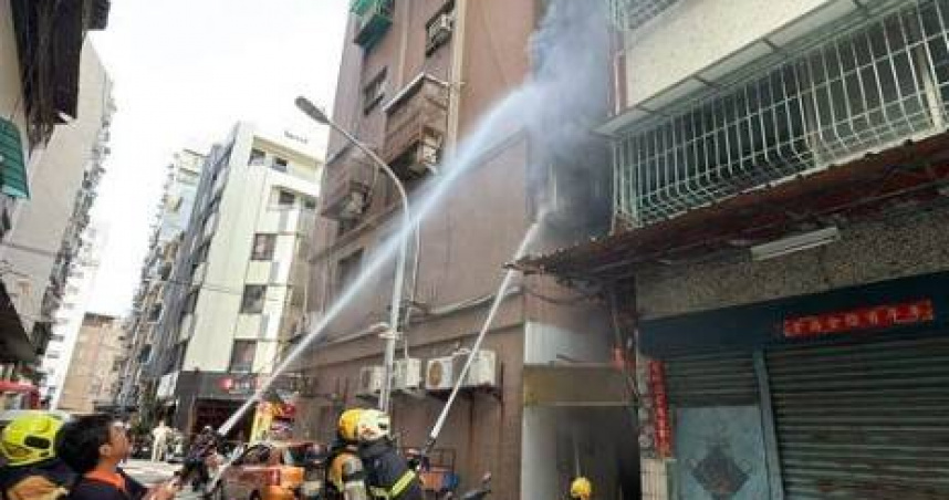 高雄鹽埕大樓陷火海！烈焰濃煙狂竄　女屋主接噩耗急奔回家