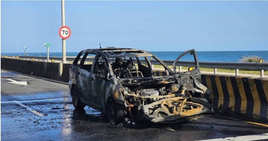 濱海公路一早連撞+火燒車！　駕駛下車察看愛車慘被燒成骨架
