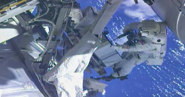 飛到太空發現忘帶相機記憶卡 太空人手拿GoPro求救NASA總部
