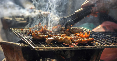 騎車勸:不要佔道烤肉!惡煞狂追400公尺 雞排店前毒打一頓