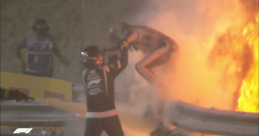 驚悚瞬間!F1賽車撞護欄爆炸 車手18秒後逃出滔天巨焰