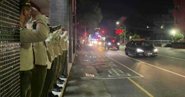 悲!太魯閣號罹難莊姓憲兵移靈回台東 同袍列隊敬禮場面哀戚