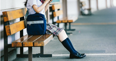 國中妹一人逛合作社!男員工問:可以嗎 下秒「掀衣狂吸」4次