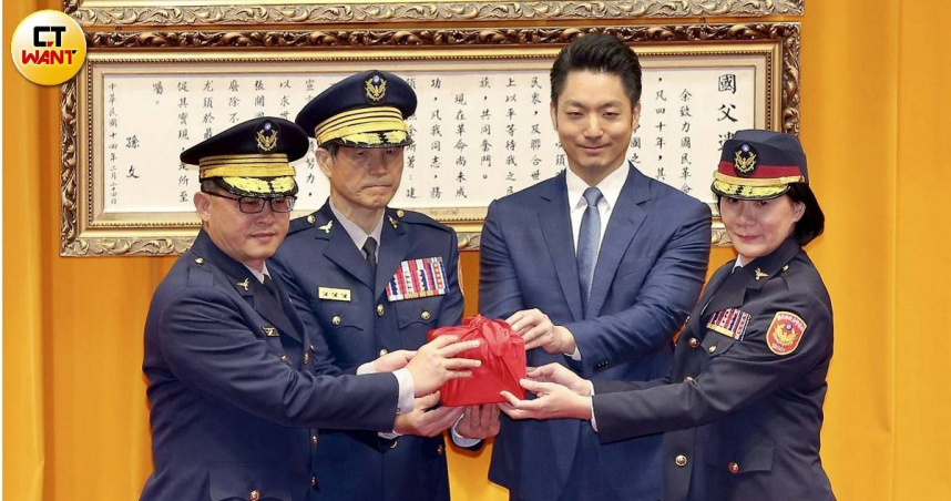 北市警局高階警官16日進行布達典禮，其中北市警局防治科科長陳立祺（右）接任交大大隊長，為北市以來首位女性交大大隊長。（圖／黃耀徵攝）
