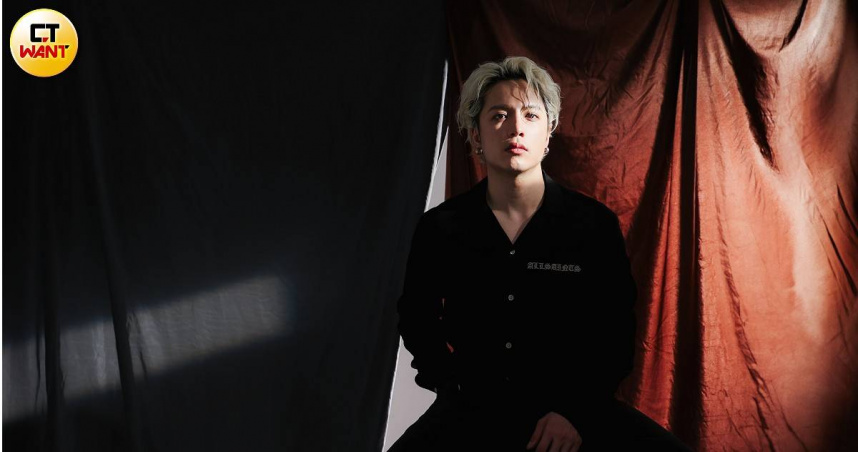 AllSaints JAIMEE 休閒鞋/6,700元；AllSaints LENNY 直筒牛仔褲（黑）/6,700元（圖／林士傑攝）