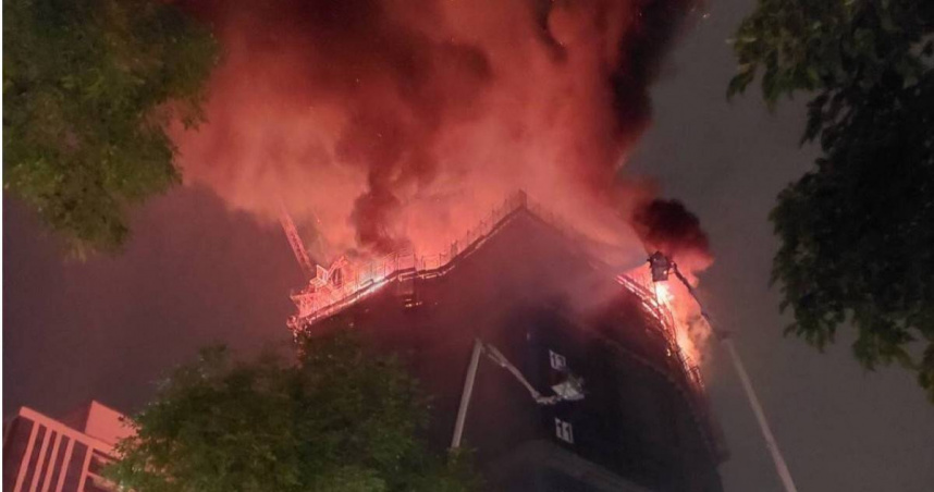 新莊建案工地深夜燃起大火，工務局勒令停工並依法開罰。（圖／翻攝畫面）
