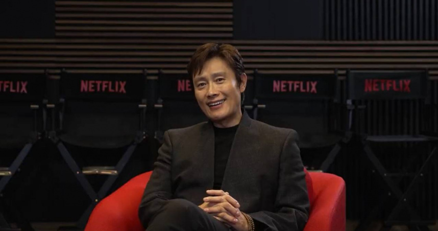 李炳憲穿著綠色運動服踏入的拍攝場景時，被現場的規模驚呆了。（圖／Netflix提供）