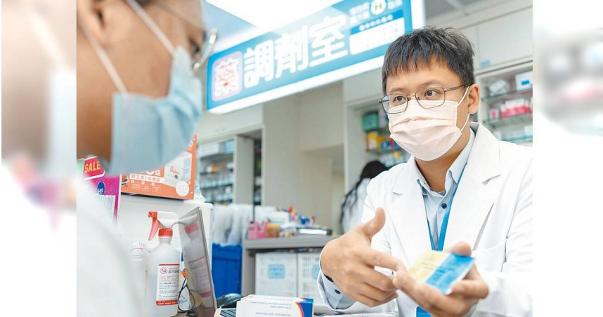 圖為民眾前往藥局跟藥師諮詢藥物。（圖／報系資料照）