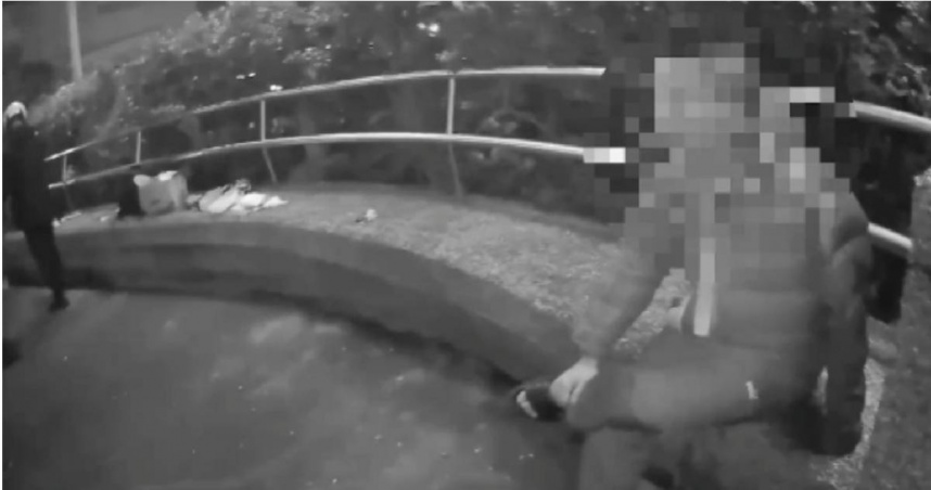 北市南港分局員警獲報有人在路邊抽K菸，再逮男子腳邊水果禮盒藏千萬K他命。（圖／翻攝畫面）