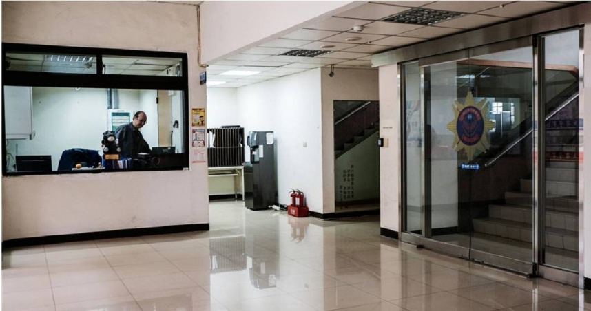 竹東三環幫大哥劉憲治命案，疑接應5名凶嫌的三環幫郭姓男子，27日在縣警局刑警大隊以「命案關係人」身分進行偵訊後轉「被告」。（羅浚濱攝）