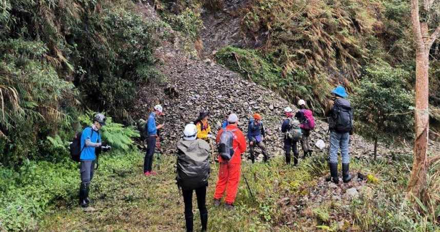 搜救人員從多納林道進入京大山搜救失聯的陳姓男子。（圖／民眾提供）