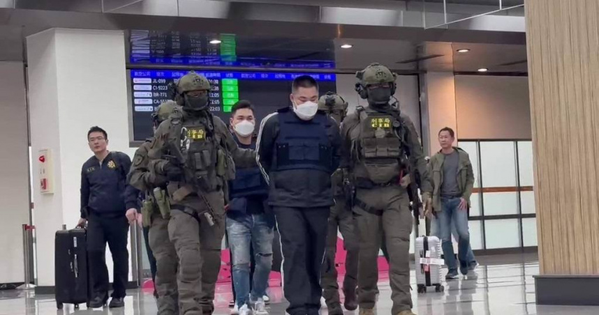 三環幫要角劉憲治遭槍殺，行兇犯嫌於29日晚間遭策反回台，其親友則在松山機場外哭喊，稱他們是在「伸張正義」。（圖／翻攝畫面）