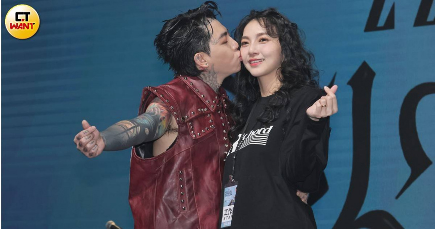 謝和弦和愛妻陳緗妮又親又抱閃瞎全場。（圖／楊澍攝）