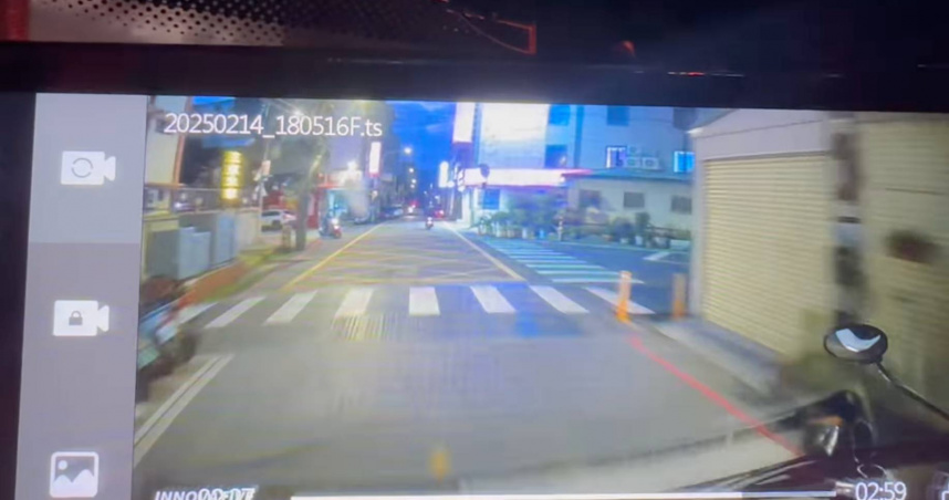 駕駛控訴桃園市政府把減速坡做成跟道路一樣顏色。（圖／爆料公社公開版臉書）