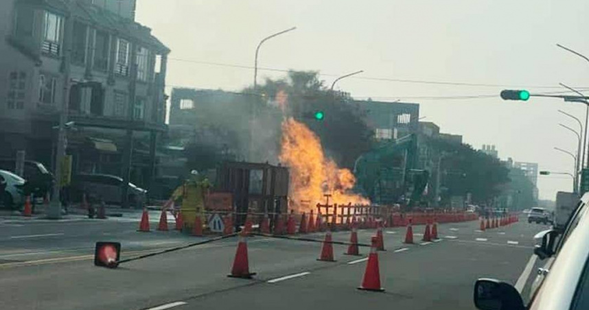 太保市祥和三路一處自來水公司工地，今(17日)下午近4點，突傳出瓦斯氣體外洩莫名起火，民眾拍下熊熊烈火畫面上傳臉書。（圖／取自幸福朴子人臉書）