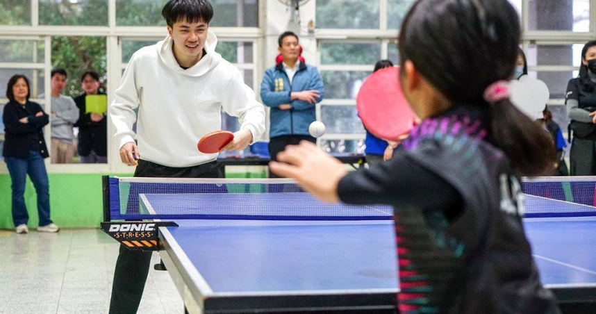 林昀儒在念國小時曾到宜蘭縣公館國小練習桌球，他期勉學弟妹們能享受桌球。（圖／中國時報李忠一攝）