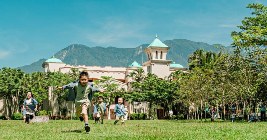 具有西班牙式建築風格與自然生態的理想大地渡假飯店，針對春季賞螢、4月清明連續假期等推出不同住房專案。（圖／理想大地渡假飯店提供）