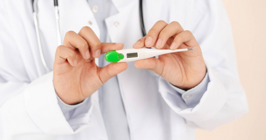 小兒科醫師羅士軒分享，自己近日出現喉嚨痛、發燒等症狀，快篩確診為「A型鏈球菌」感染。（示意圖／翻攝自photoAC）