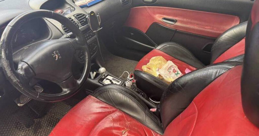 台中男邊開車邊嗑雞排竟噎昏，警巡邏驚見違停車內昏迷駕駛急救撿回一命。（ 圖／翻攝畫面）