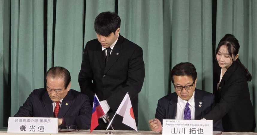 台灣高鐵董事長鄭光遠（左）與日立東芝聯盟17日簽訂「台灣高鐵新世代列車採購案增補協議」。（黃琮淵攝）