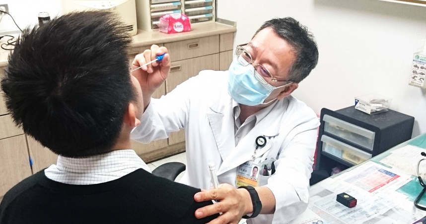 不少國家已開放民眾自費購買流感快篩，國內目前仍僅開放醫院診所使用「專業版」流感外篩，民眾也無從取得，也增加診所醫院的篩檢負擔。（圖／報系資料照）