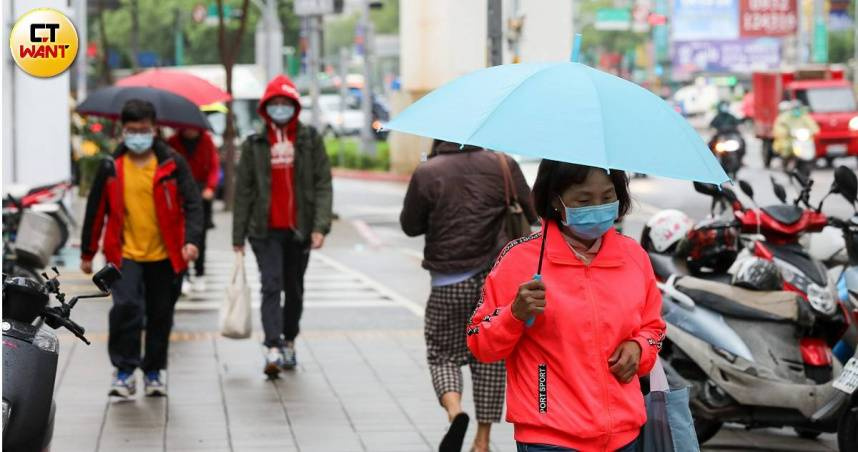 今天（29日）大陸冷氣團南下，除了北部及東北部天氣偏冷，其他地區氣溫也會下降。（示意圖／張文玠攝）