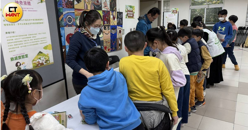 新生國小與家長會合辦「翻轉上下課」活動，並設立37處學習點讓孩童自行選擇、發揮創意。（圖／沈建邦攝）