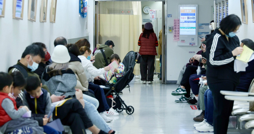 近來天氣時冷時熱，溫差大、溼氣重，除了感冒、頭痛之外，許多人的宿疾如五十肩等毛病也復發。（圖／報系資料照）