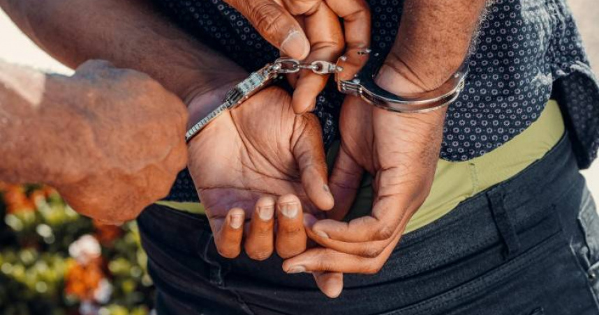 曾女誤信投資詐騙並與警方設局釣車手，53歲陳姓車手取款時當場被逮獲法辦。 （示意圖／翻攝Pexels）