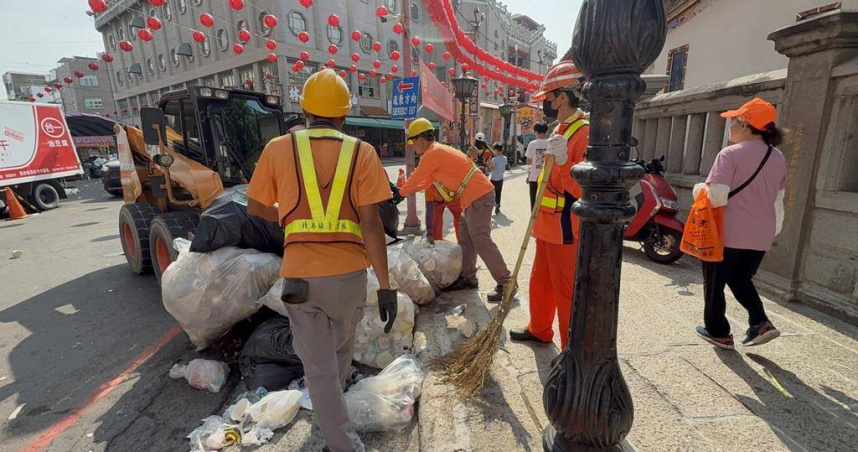 苗栗白沙屯拱天宮媽祖昨到北港朝天宮進香，湧入60、70萬人是歷年來最多，也製造多於往年進香時的1倍垃圾。（圖／中國時報周麗蘭攝）