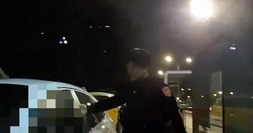 北市中山區驚見轎車綠燈卻不前進，結果竟是駕駛睡著忘記起不，警方拍窗盤查後竟搜出毒品。（圖／翻攝畫面）