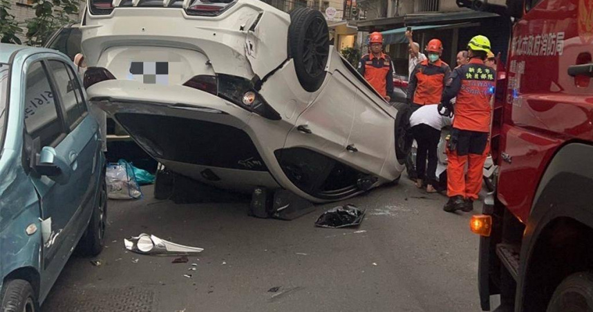新店區自小客車自撞翻覆。（ 圖／翻攝畫面）