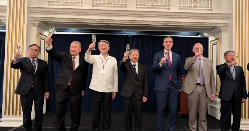 行政院龔明鑫秘書長美東時間5月11日出席駐美代表處舉辦的「選擇美國（SelectUSA）投資高峰會」台灣代表團歡迎酒會。（圖／行政院提供）