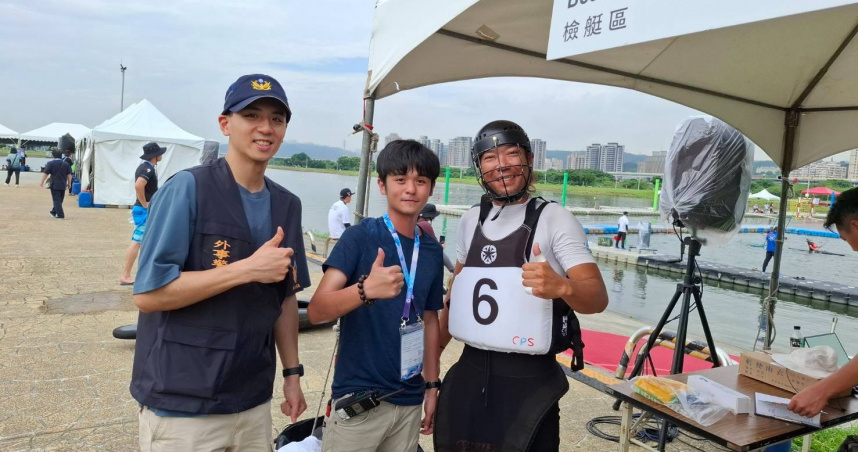 日本籍選手 Sakura Invers（右起）賽前裝備出狀況險失參賽資格，蘆洲警余東儒、洪丞夆協助排除狀況，展現台日友誼。（圖／翻攝畫面）